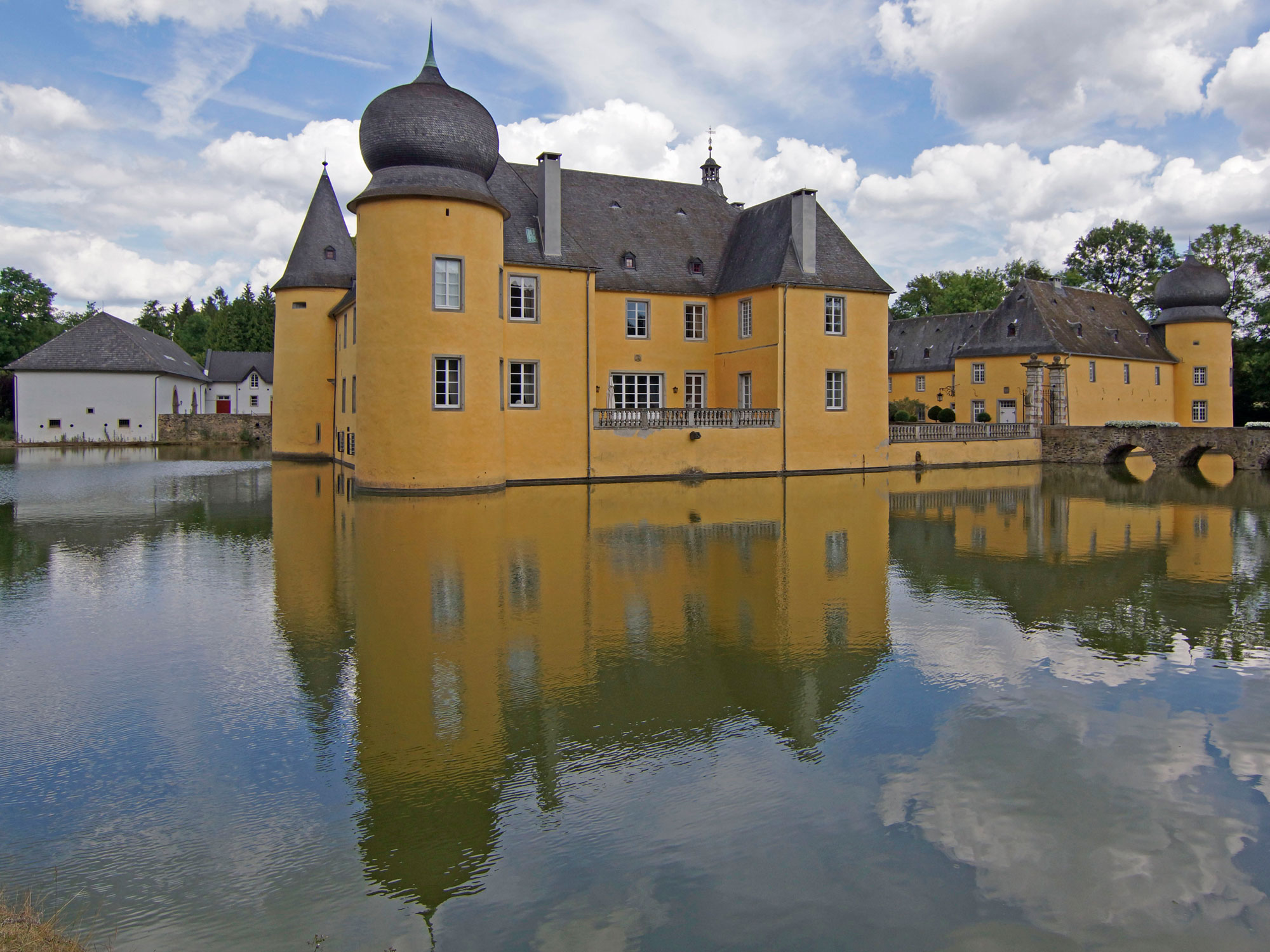 Burg Gudenau umgeben von Wasser
