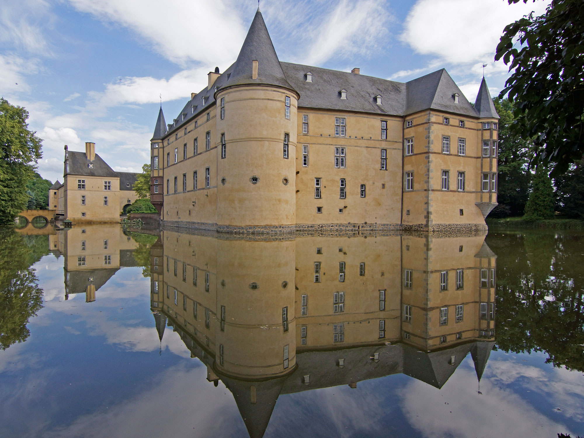 Burg Adendorf umgeben von Wasser